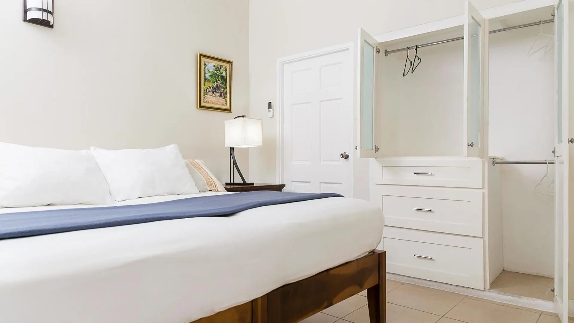 Botanic Bliss Living In Kingston 아파트