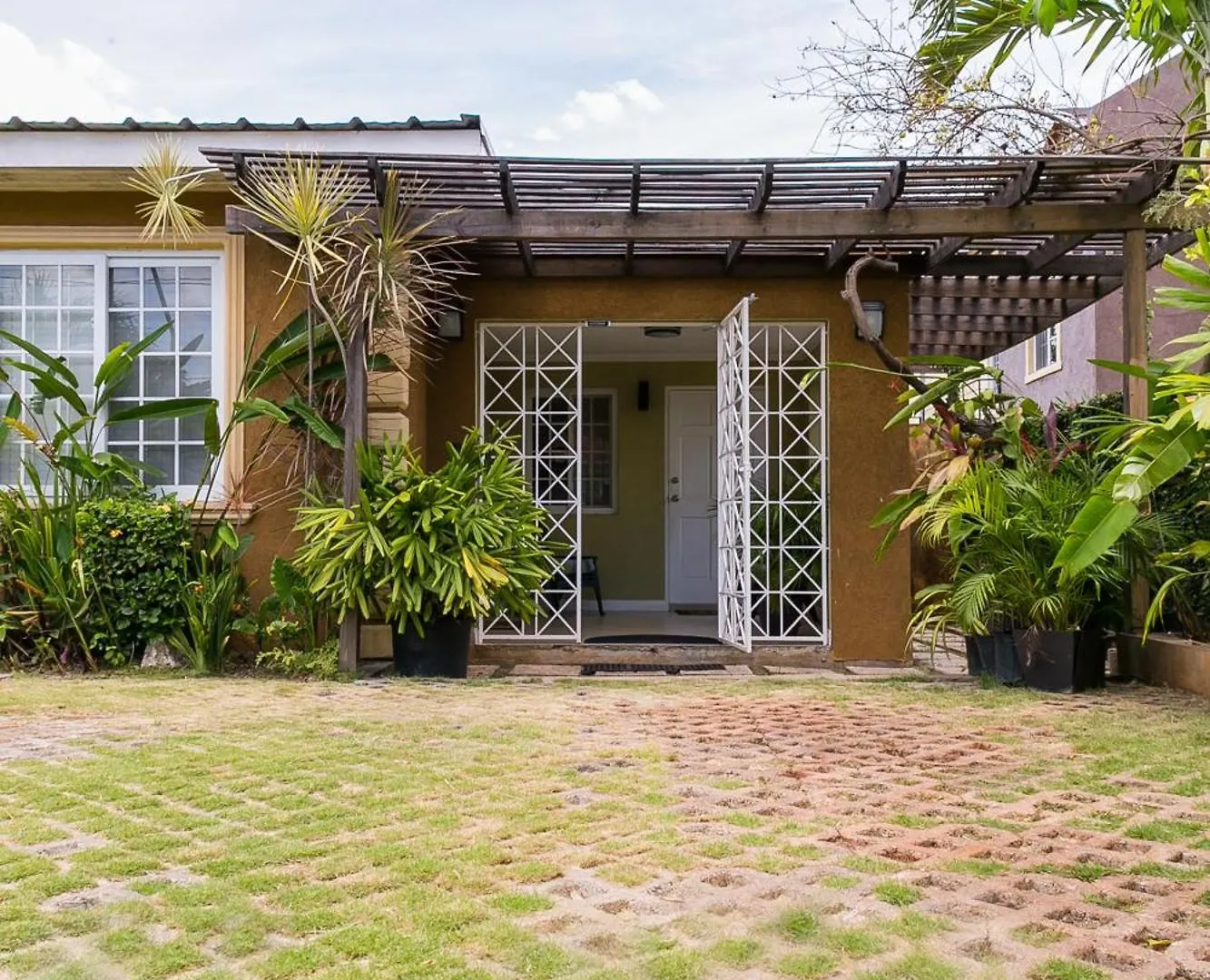 Botanic Bliss Living In Kingston Apartment 0*,  Jamaica